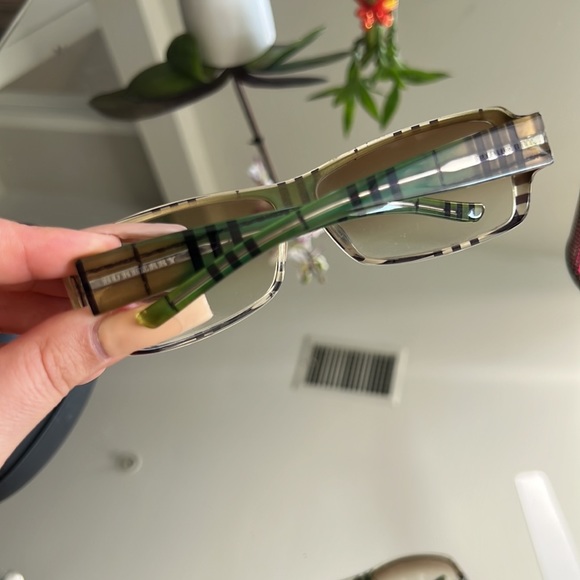 Burberry Sunglasses - Picture 9 of 9